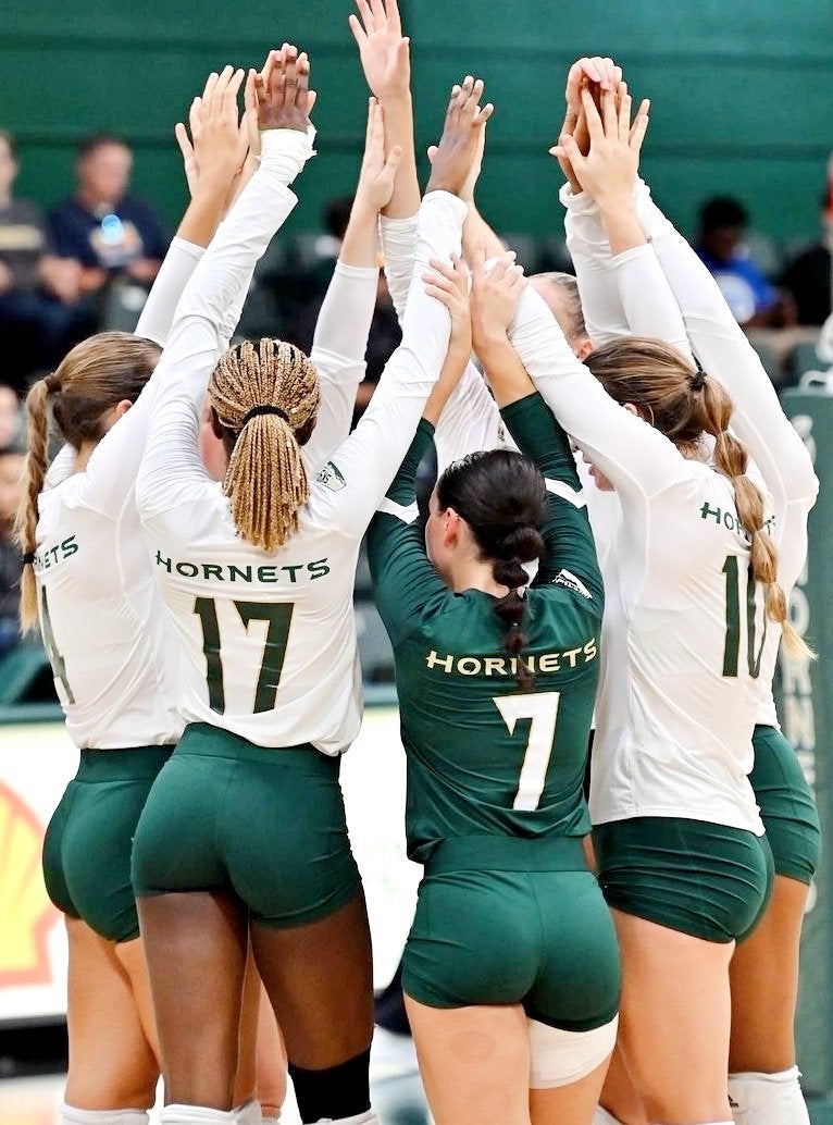 Huddled up - Hottest Female Athletes