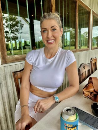 (@hollyhotwifejones) Clubhouse Beer 😘 - Hottest Female Athletes